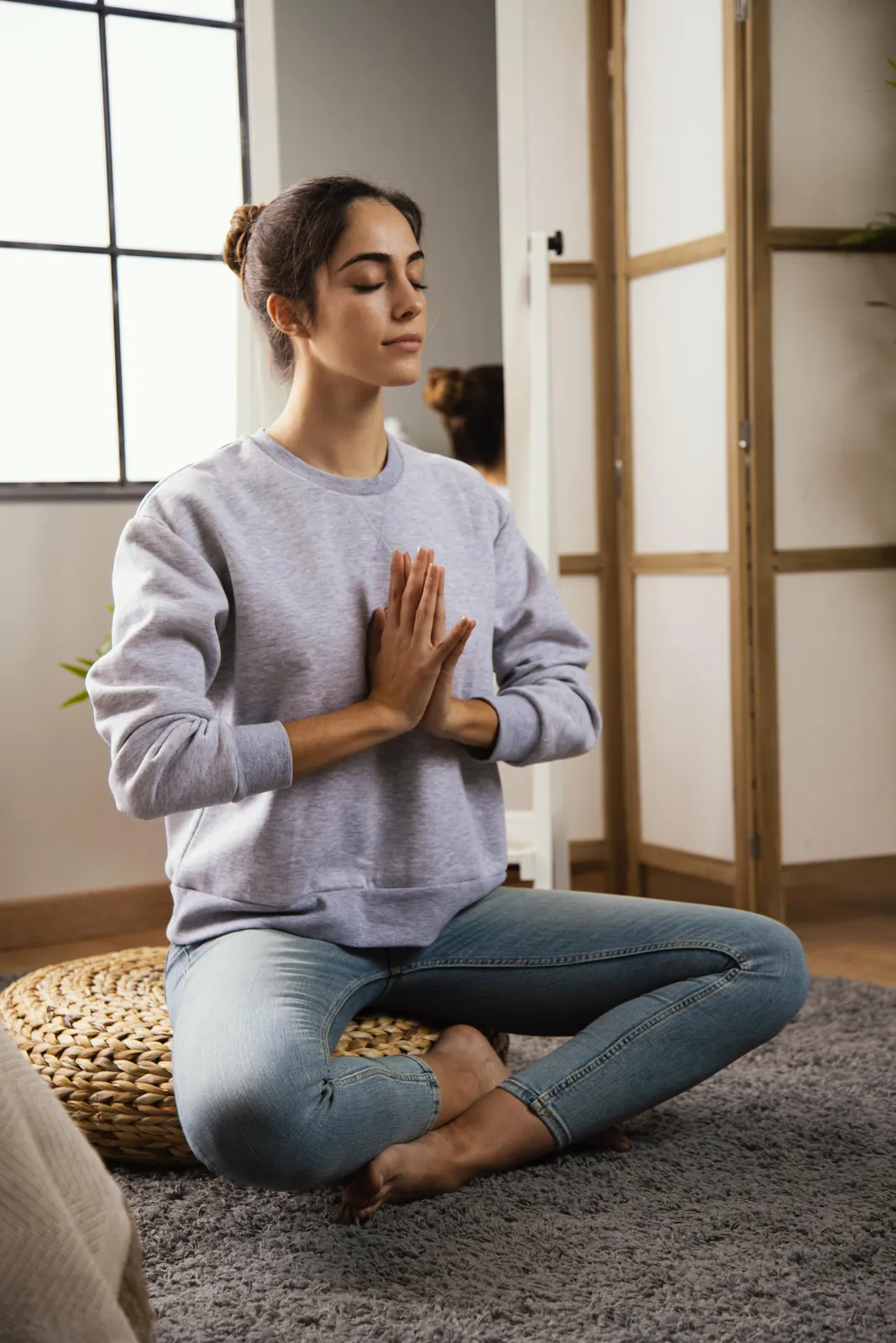 Persona practicando meditación y respiración consciente